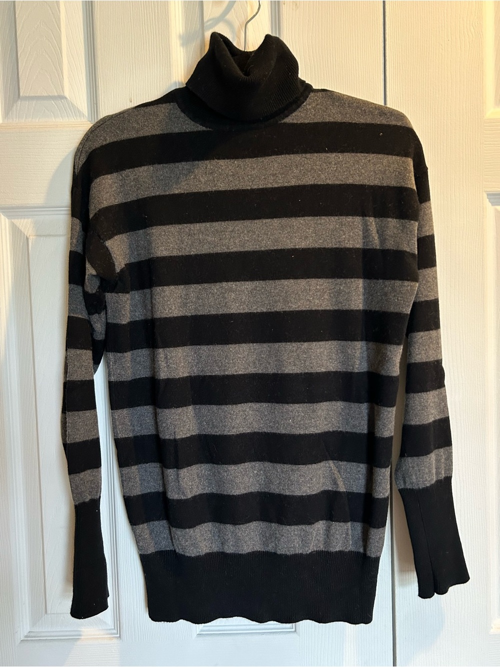 GAP cotton/cashmere blend Black and Gray Striped Turtleneck Sweater - size med - Picture 2 of 12